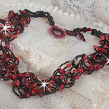 Collier Feeling mont&eacute; avec des rocailles tubes, des cristaux de Swarovski et des facettes